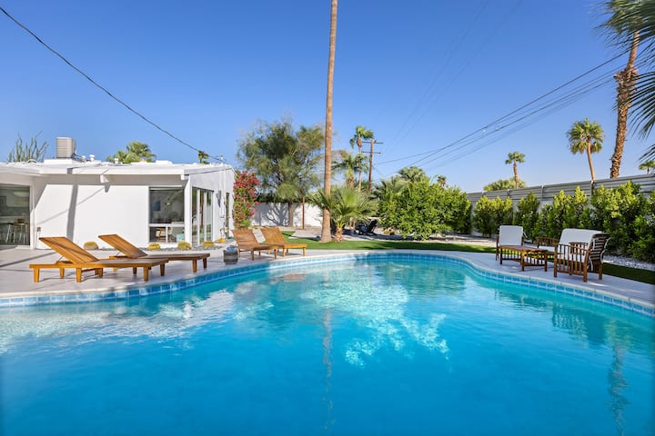 Recently Remodeled! Mid-century Martini Weekend: Huge Pool & Mountain Views - Palm Springs, CA