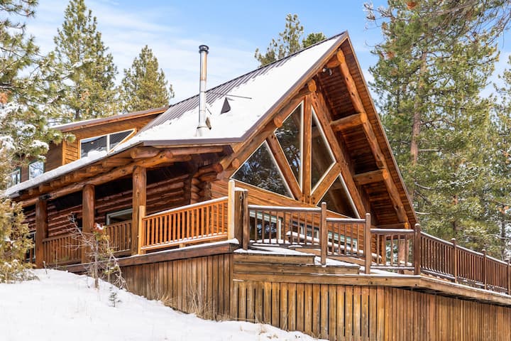 Rustic Retreat
Handcrafted Log Cabin - Sunriver, OR