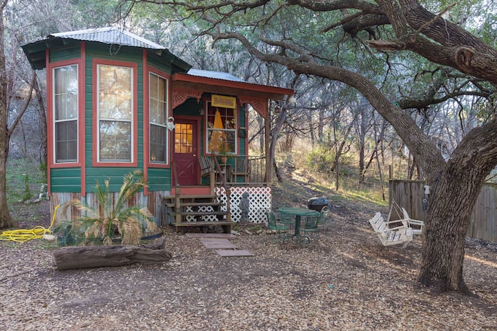 The Victorian Cottage - Marble Falls, TX