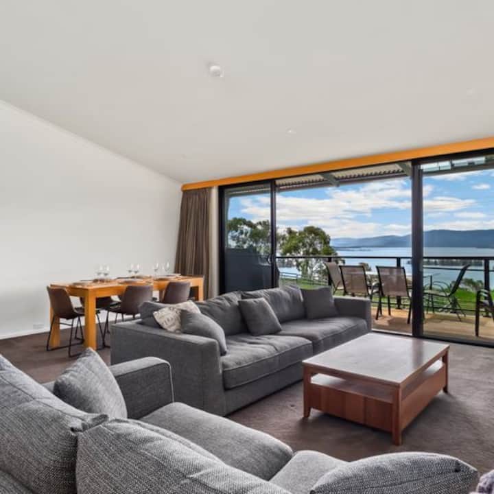 Luxurious Townhouse With Spectacular Lake Views. - Jindabyne