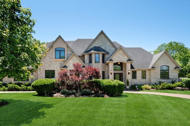 Stay In A Sprawling Luxury House With Jacuzzi - Downers Grove