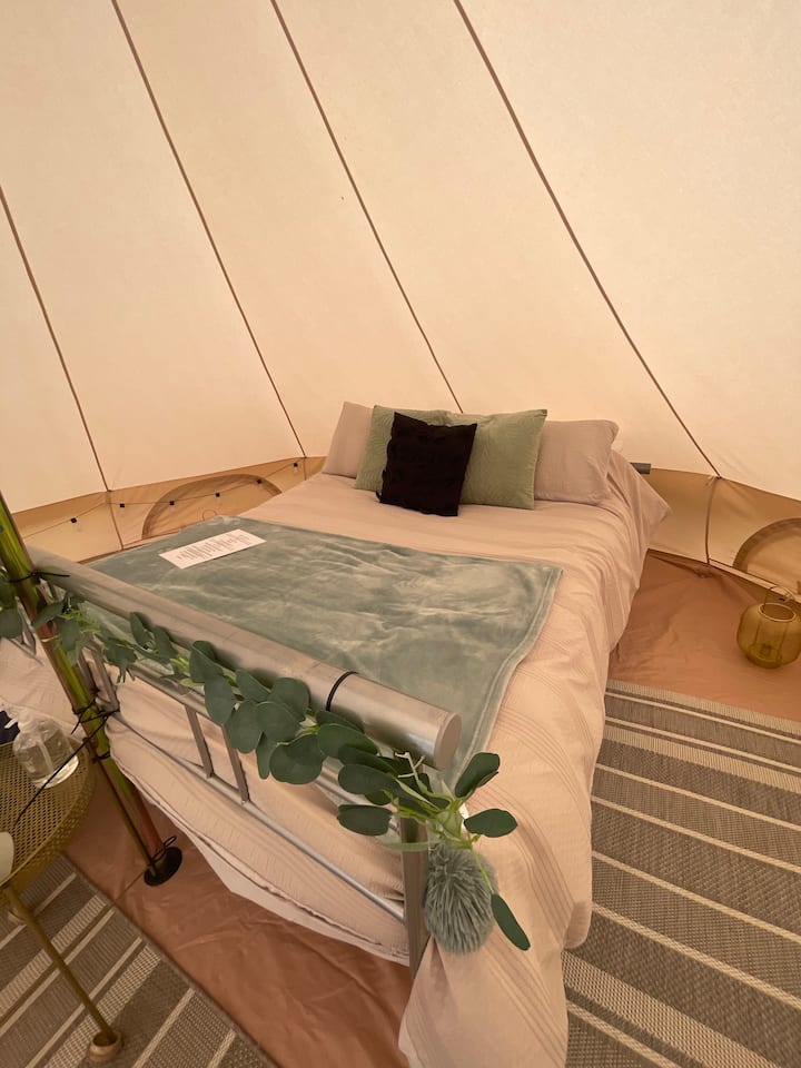 Beautifully Fully Furnished Bell Tent, Sleeps 4 - Bala