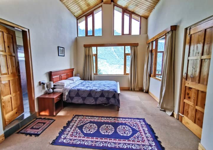 Stunning Views, Entire Top Floor, Balcony. Private - Manali