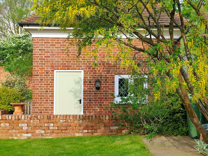 Detached, Self Contained Annex - Bedfordshire