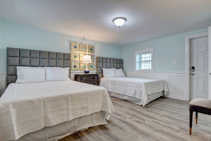 Loggerhead Inn & Suites - Two Queen Room - Surf City, NC