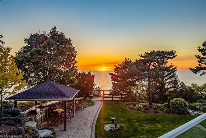 The Brentwood-waterfront Retreat - Grand Bend