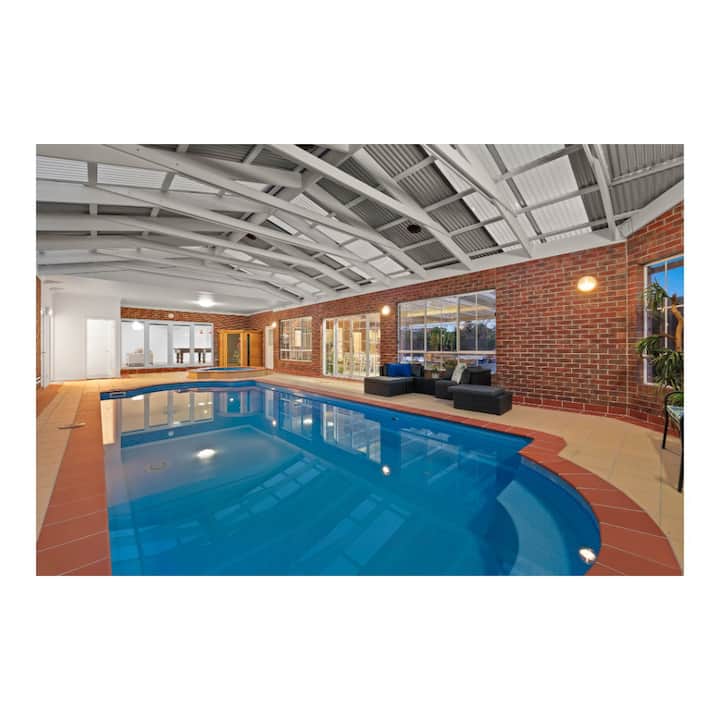 Indoor Pool & Spa, Seven Bedrooms 100 Square Home - Cranbourne