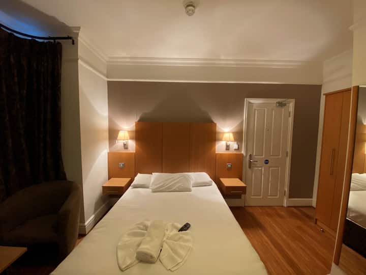 Double Ensuite Room - Buckingham Hotel - High Wycombe