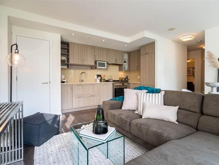 Modern, Central Vancouver Suite - Burnaby