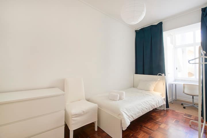 Saldanha Avenue: Single Room With Private Bathroom - Lisbonne