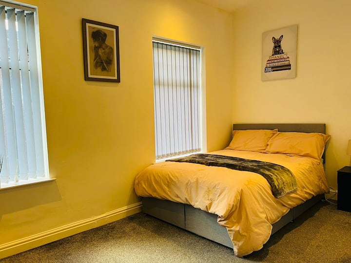 4 Bed 4 Bath 6 Guest Lovely Home - Newcastle-under-Lyme
