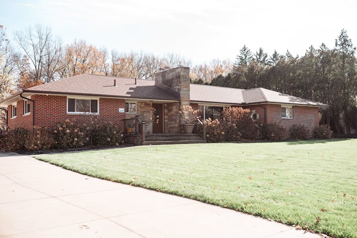 Spacious Five-bedroom Bliss - Cuyahoga Falls, OH