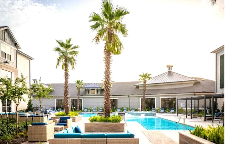 "New" Luxe Gem; Resort Pool; Gym; Grill - Katy, TX