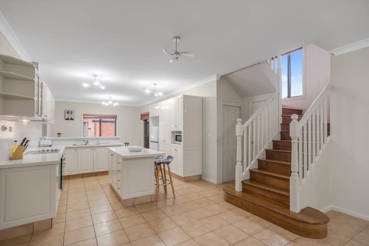 Conveniently Located 5brs Home @ Wentworthville - Blacktown