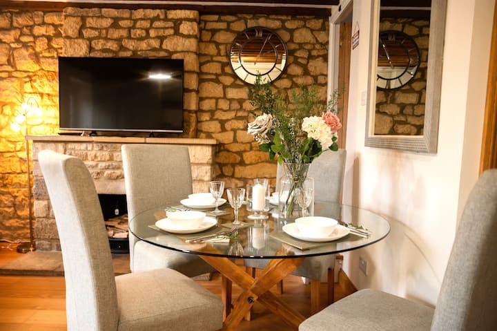 Ideally Located 2 Bedroom Cozy Cottage In Bourton - Bourton-on-the-Water
