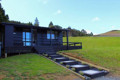 The Little Black Cabin - Matakana