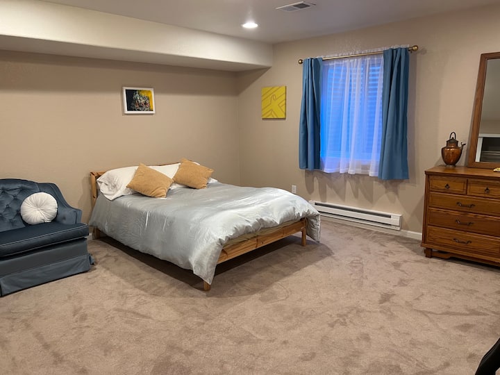 Spacious & Comfortable Basement Bedroom W/perks! - Longmont