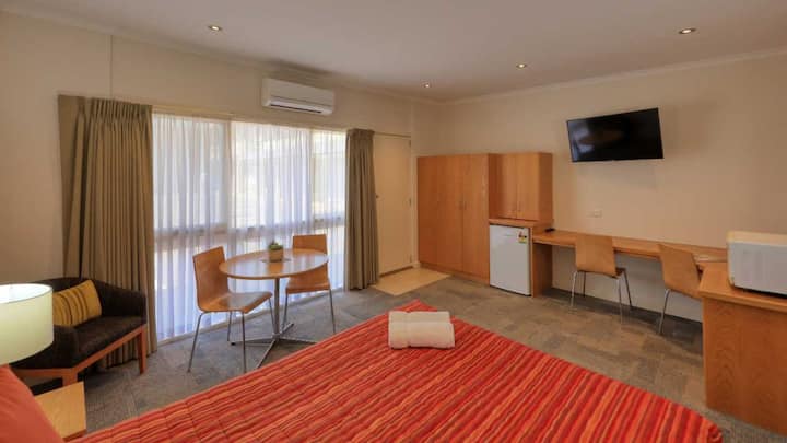Motel Family Room With 1 Queen And 2 Single Beds - Swan Hill