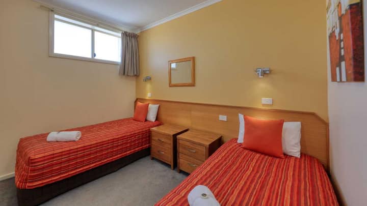 Motel 2 Bedrooms Family Room With 3 Beds & Lounge - Swan Hill