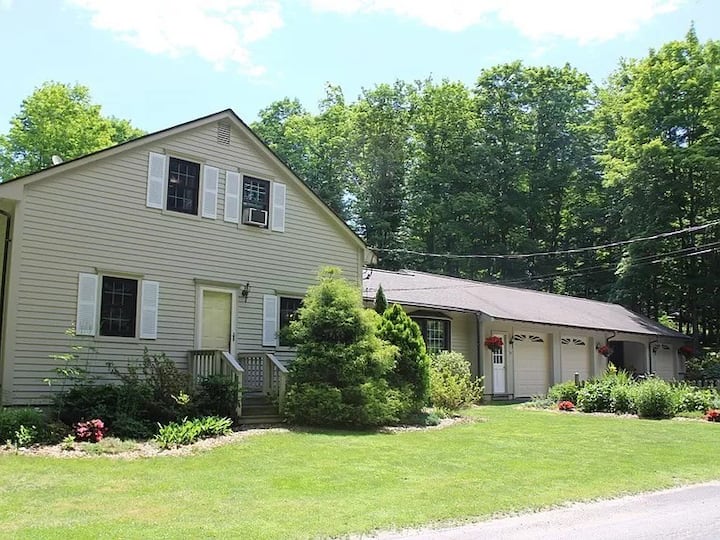 Walkable Family Home Near Montague Bookmill - Lake Wyola, MA