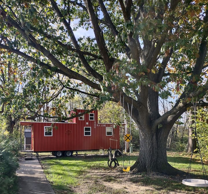 Tiny Caboose Guest House - Kokomo, IN