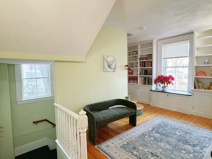 3 Bedrooms&1 Bath: Modern Comfort With Old Charms - Weston, MA
