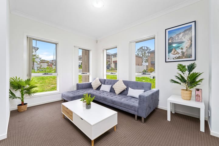 Aircabin | Glenfield | Sydney | 4 Bedrooms House - Campbelltown