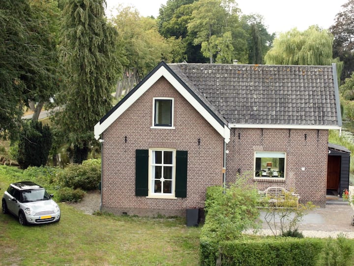 Charming Cottage At The Estate - Nieuwegein
