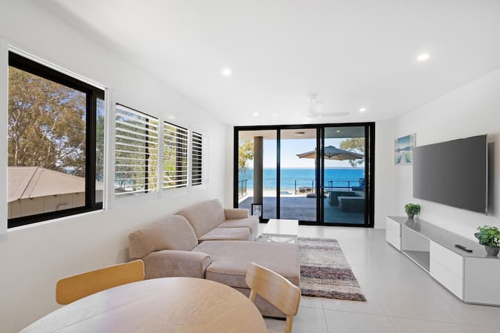 Near New Beachfront Apartment With Bay Views - Sandstone Point