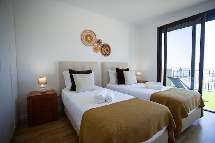 Bedroom At Dori's Modern Retreat - Madeira