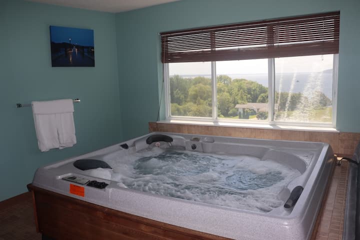Hot Tub Suite With Two Queens - Belfast, ME