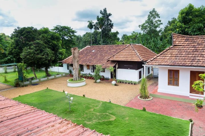 Akkara - 200 Yr Old Heritage Homestay (Pvt. Room) - Kottayam