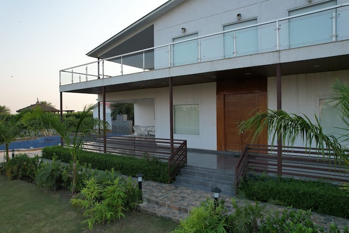 Splendid 4br Luxury Farmhouse With Swimming Pool - Faridabad