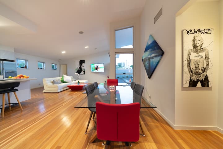 Surfers Paradise Large Room, Featured On Realitytv - Surfers Paradise