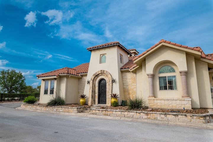 Luxury Hill Country Villa - Great For Large Groups - Kerrville, TX