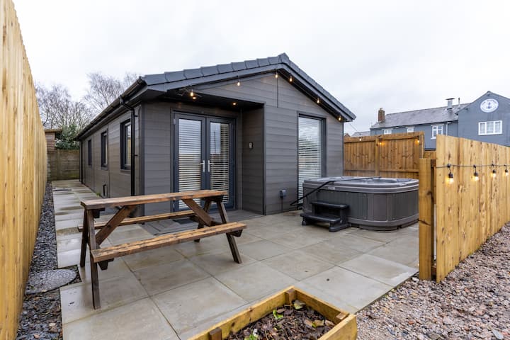 Luxury Lodge W/hot Tub On Canal - Ormskirk