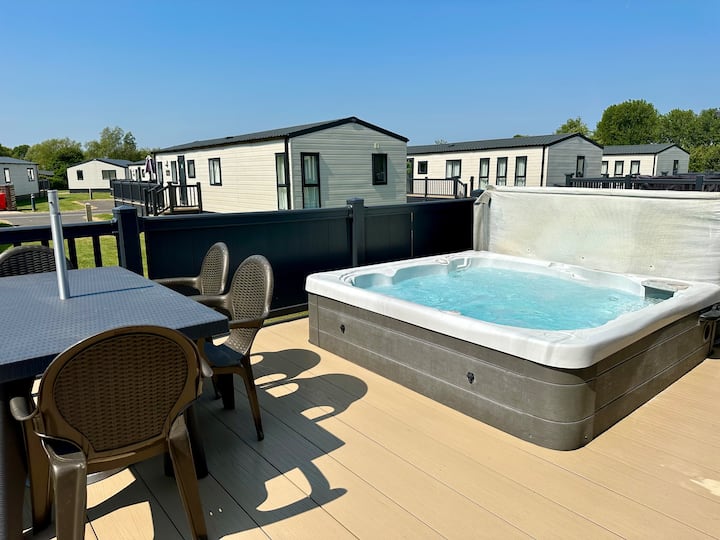 Paws Hot Tub Lodge - South Cerney