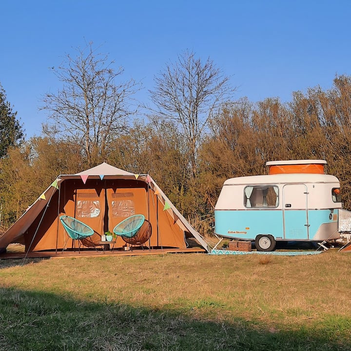 Retro Caravan En De Waard Tent Op Groene Camping - Oosterhout