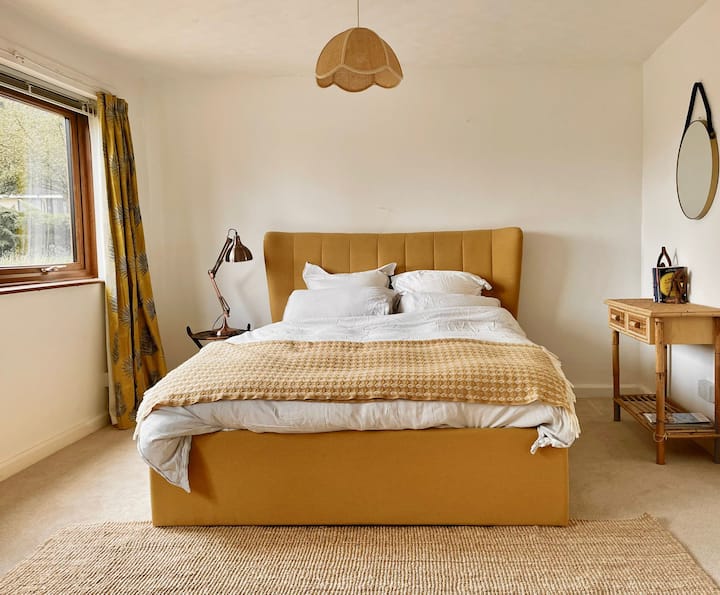 Light Airy Room - Cotswolds - Stroud, UK