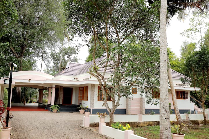 Spacious Riverview Scenic House - Kottayam