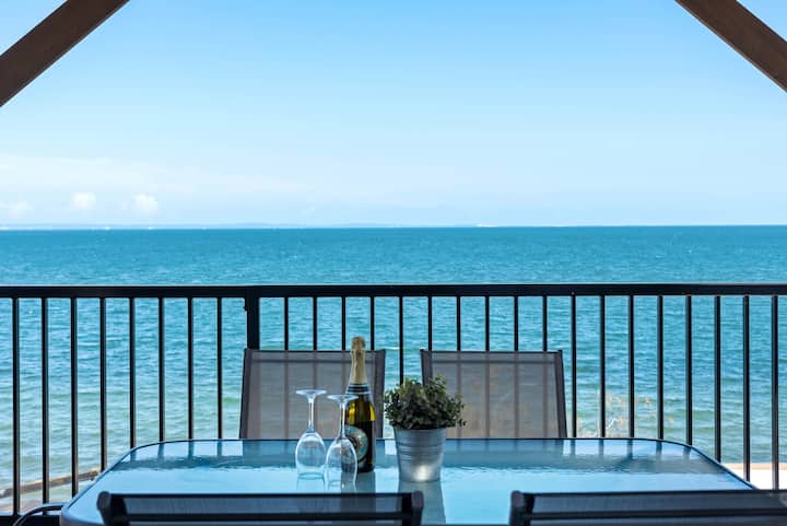 * Bay Vista * Two Bedroom Waterfront Apartment - Redcliffe
