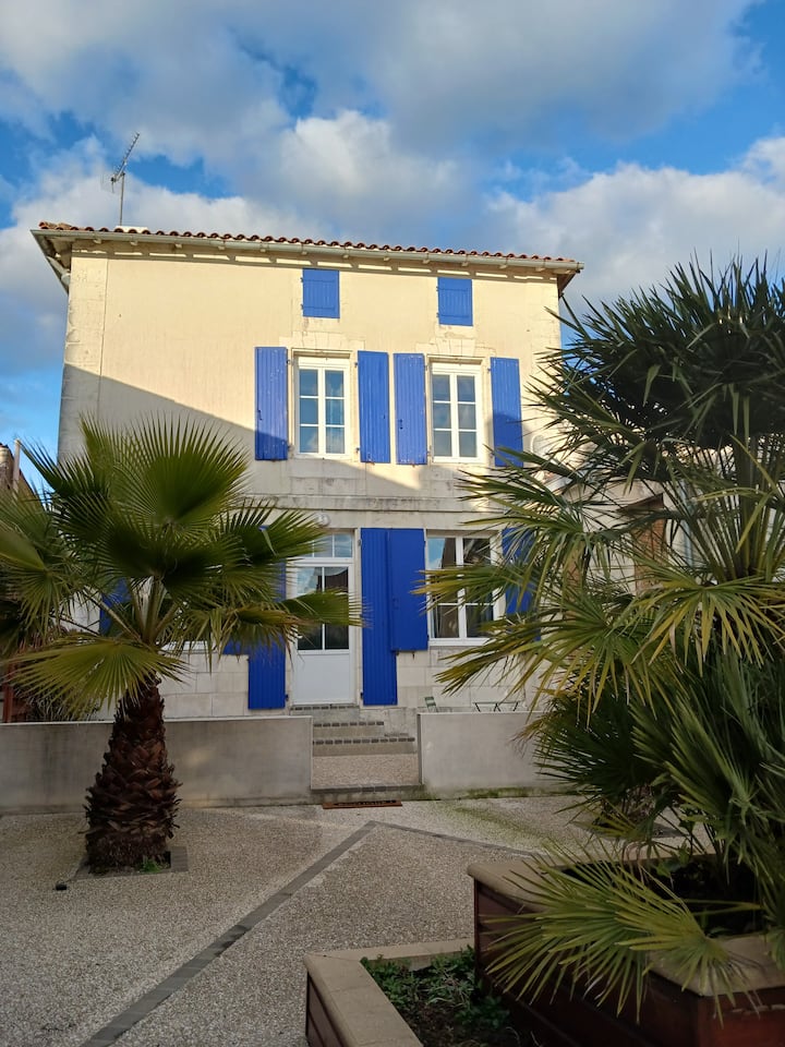 Maison En Village Et Champs, Près De La Mer - Mirambeau