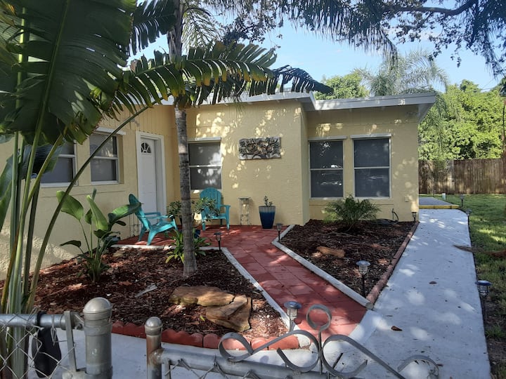 "Chuck's Cottage" In Jensen Beach With Pool Table, Quick Drive To Beaches - Stuart, FL