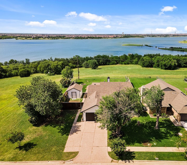 Newly Remodeled Lake House W/ Pool - The Colony, TX