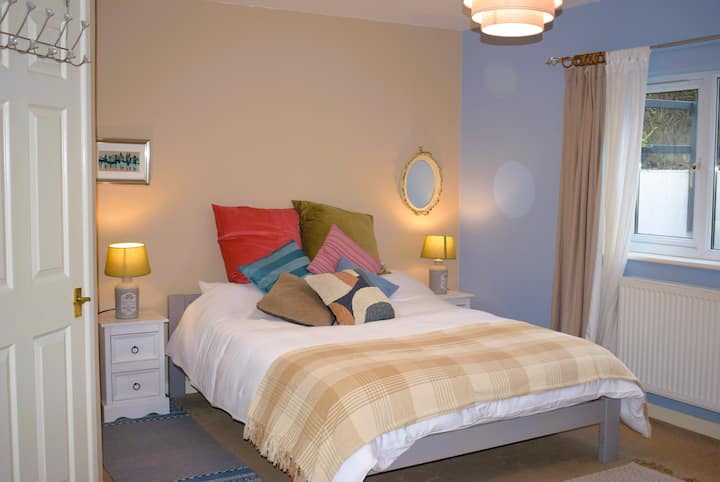 Large En-suite Bedroom, Individual Host - Buckfastleigh