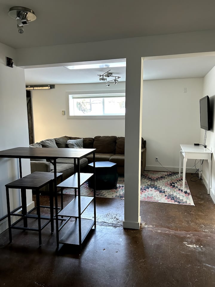 Downtown Charmer- 2 Br Cool. Bright. Private. Cozy - Vernon