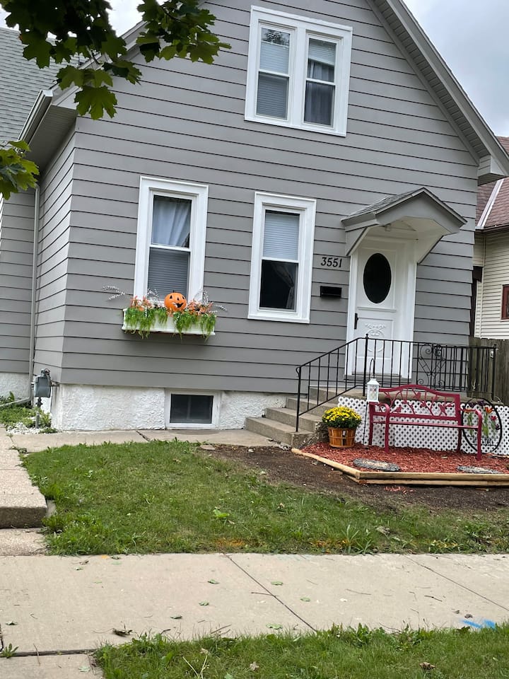3 Bedroom  House Close To Airport And Downtown Milwaukee - Milwaukee, WI