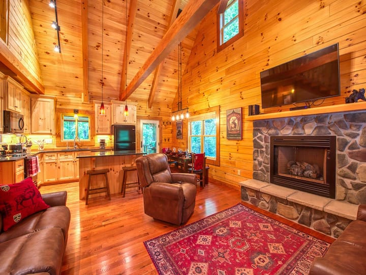 Timber Cabin With Hot Tub And Outdoor Space - Maggie Valley, NC