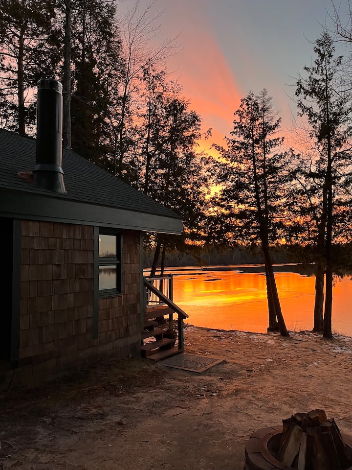 Bass Lake Cabin + Hot Tub - Interlochen, MI