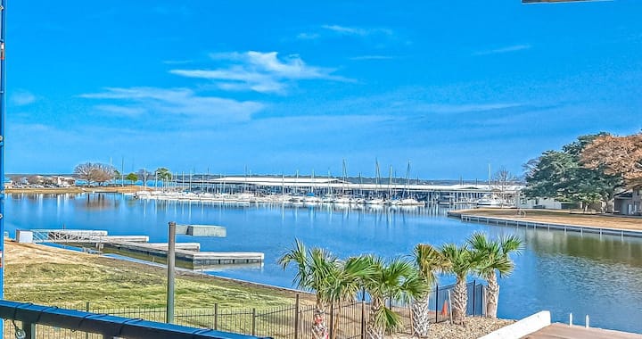 Beautiful Waterfront With Pool, Club, & Fitness - Lake Conroe, TX
